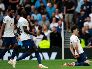 Radosť hráčov Tottenhamu po góle Heung-Min Sona.