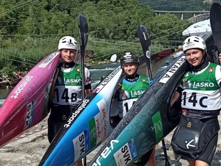 Zuzana Paňková, Ivana Chlebová a Amy Ryan získali zlato v hliadkach K1 na ME vo vodnom slalome juniorov 2021.