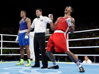 Francúzsky boxer Tony Victor James Yoka (vpravo) oslavuje zlatú medailu vo finále kategórie nad 91 kg OH 2016 v Riu de Janeiro.