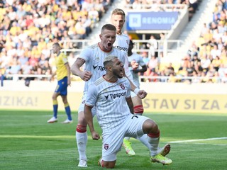 Futbalisti Trnavy sa tešia z gólu do siete Dunajskej Stredy.