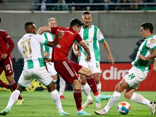 Robert Lewandowski v zápase Greuther Fürth - Bayern Mníchov.