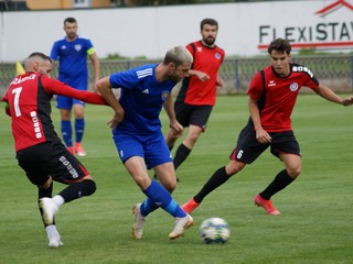 Vpravo v červenom Šimon Gajdoš (č. 6), vľavo Juraj Ďurina (7), ktorý doteraz nenavliekol na seba iný, ako kozárovský dres.