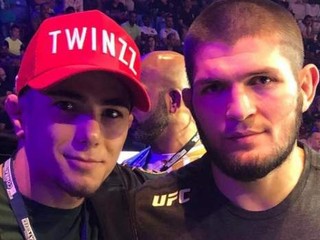 Muhammad Mokaev a Khabib Nurmagomedov.