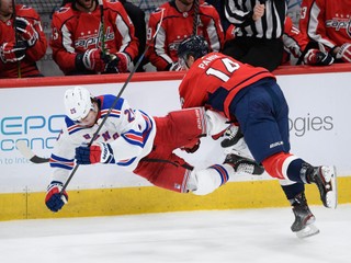 Libor Hájek v drese New York Rangers a Slovák Richard Pánik (Washington Capitals), archívna snímka.