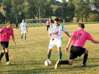 Pri lopte Michal Dzurovčin.