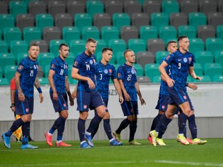 Slovenskí futbalisti sa tešia z gólu Róberta Boženíka. 