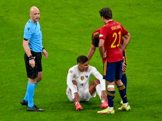 Zranený Raphael Varane vo finále Ligy národov 2021: Španielsko - Francúzsko.