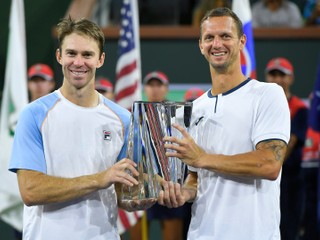 Filip Polášek a John Peers s titulom na Indian Wells 2021.