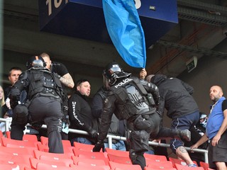 Zásah polície počas zápasu Spartak Trnava - Slovan Bratislava.
