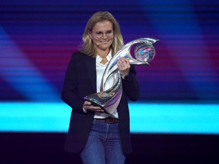 Trénerka Anglicka Sarina Wiegmanová drží trofej pre víťazky EURO 2022.