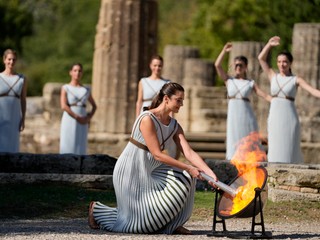 Slávnostné zapálenie olympijského ohňa. 