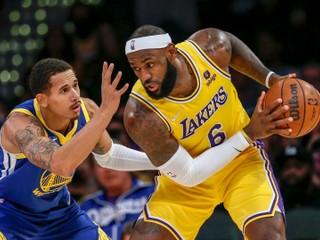 LeBron James (vpravo), líder tímu Los Angeles Lakers. 