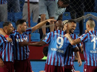Marek Hamšík (vpravo) sa teší so spoluhráčmi z tímu Trabzonspor.