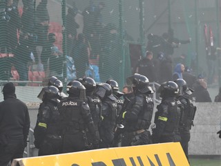 Policajti na zápase Trnava - Slovan.