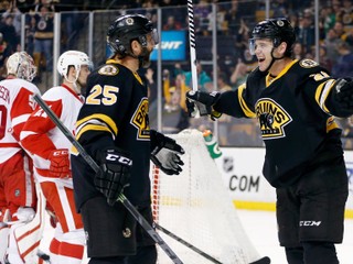 Daniel Paille (vpravo) v drese Bostonu Bruins. 