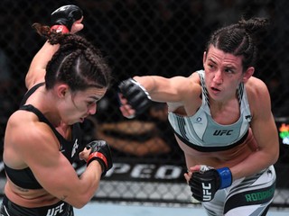 Marina Rodriguez triafa dobrým úderom Mackenzie Dern.