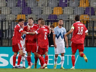 Rusi zdolali Slovincov a na čele skupiny majú už 9-bodový náskok.