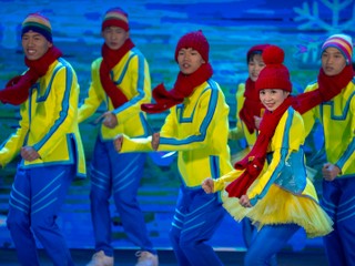 Tanečníci vystupujú v programe počas slávnostného uvedenia motta zimných olympijských hier.