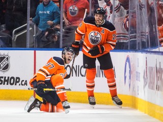 Hráči Edmontonu Connor McDavid (97) a Leon Draisaitl (29).