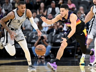 Devin Booker (v strede) v drese Phoenix Suns.