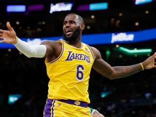 LeBron James v drese Los Angeles Lakers.