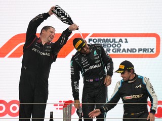 Lewis Hamilton a tím Mercedes oslavujú triumf na Veľkej cene Kataru. 