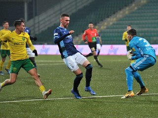 Adrián Kaprálik (v žltom) v zápase proti Slovanu Bratislava. 