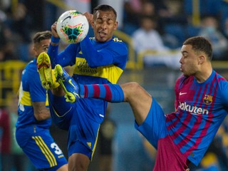 Momentka zo zápasu Barcelona - Boca Juniors (Maradonov pohár 2021).