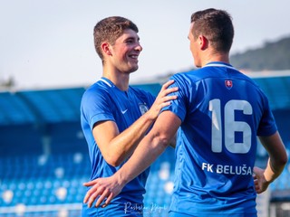 Najlepší jesenný strelec Beluše Adam Gáborík a Roman Holíček (16), ktorý v Nitre zvýšil na konečných 2:0. Zo zápasu III. ligy Západ FC Nitra – FK Beluša (0:2). 

