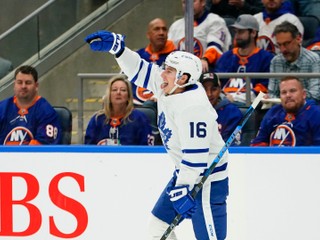 Mitchell Marner z Toronta oslavuje gól proti NY Islanders.