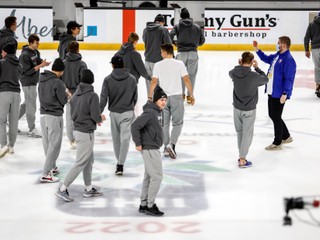 Slovenkí hokejisti opúšťajú štadión po tom, čo zrušili IIHF zrušila MS v hokeji do 20 rokov 2022.