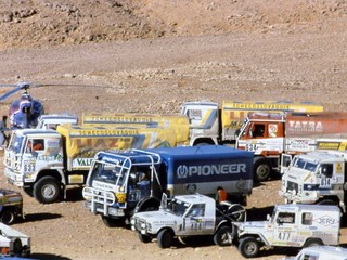 Dakar 1986: Štart do etapy El Gólea - In Saláh, 5. január 1986. Za Lopraisovou Tatrou (č. 634) stojí Moskalov LIAZ (č. 632).