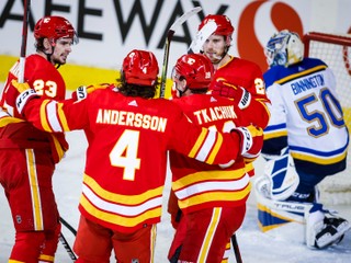 Hokejisti Calgary Flames sa radujú z gólu.