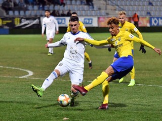 Denis Jančo (v súboji v bielom) je odchovancom trenčianskeho futbalu.