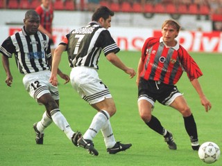 V zápase Pohára UEFA medzi Spartakom Trnava a PAOK Tesalon. Trnavčan Ľubomír Luhový (vpravo), 4.9.1997.