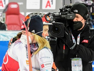 Mikaela Shiffrinová a Petra Vlhová v cieli slalomu v Schladmingu.