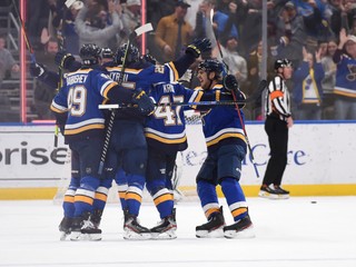 Hráči St. Louis Blues oslavujú gól.