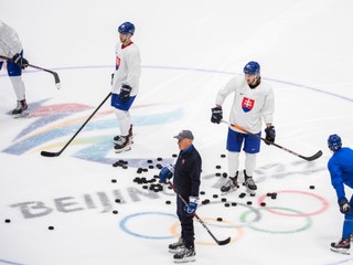 Hokejisti slovenskej reprezentácie počas tréningu na ZOH 2022.