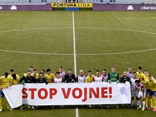 Na snímke hráči pózujú s transparentom Stop vojne pred začiatkom zápasu MFK Zemplín Michalovce – FK Senica.