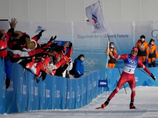 Alexander Boľšunov na hrách v Pekingu 2022 niesol do cieľa vlajku Ruského olympijského výboru.