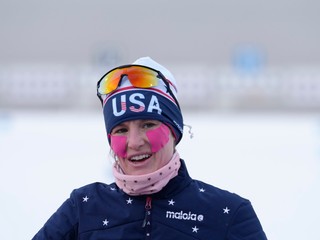 Americká biatlonistka Clare Eganová so zalepenou tvárou, aby sa vyhla omrzlinám počas ZOH v Pekingu 2022.