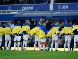 Hráči Evertonu nastúpili na stretnutie s Manchestrom City s ukrajinskými vlajkami. 