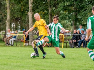 Zo zápasu 5. kola V. ligy Východ ŠK Podlužany – TJ Salka (1:1), v súboji o loptu (v zelenom) Salčan Erik Gálik, vpravo Adrián Szabó.
