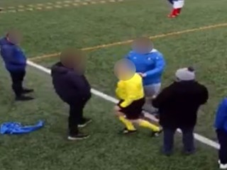 Nevídané zábery. Rozhodca napadol fanúšika a ukončil zápas