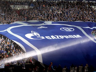 Fanúšikovia Schalke s klubovým dresom s logom Gazprom.