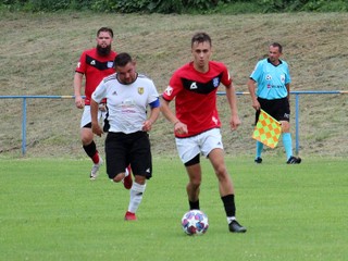 Skúsený Želiezovčan Milan Dobiáš (v bielom) vo víťaznom zápase vo Svätom Petri.

