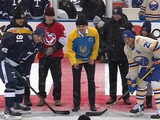 Ukrajinský hokejista Artur Cholach (v strede) vhodil slávnostné buly v zápase Buffalo Sabres - Toronto Maple Leafs.