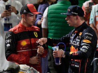 Charles Leclerc (vľavo) a Max Verstappen. 