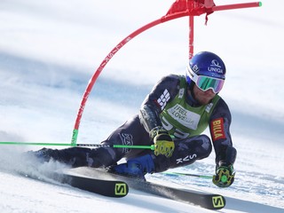 Slovenský lyžiar Adam Žampa počas obrovského slalomu v Kranjskej Gore.