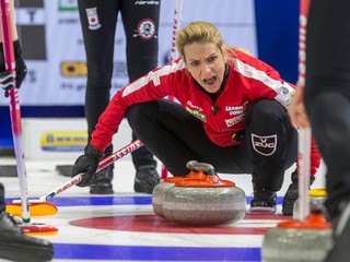 Švajčiarska curlerka Silvana Tirinzoni počas zápasu Majstrovstiev sveta žien v curlingu v kanadskom meste Prince George.